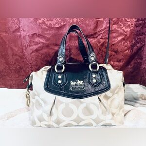 Coach Vintage Handbag in EUC comes with removable strap